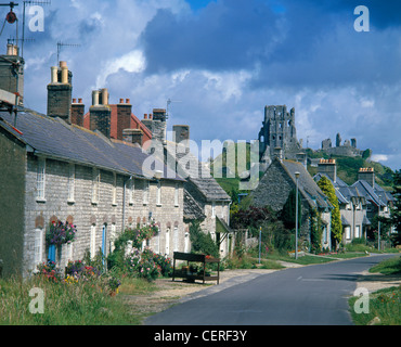 Ein Blick auf die Burg am Corfe mit Olde World Cottages in West Street. Stockfoto