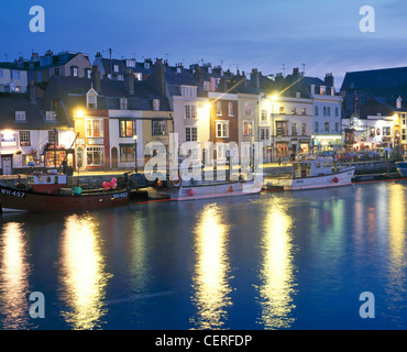 Dämmerung setzt sich auf den alten Hafen von Weymouth. Stockfoto