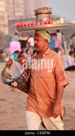 Indien, Maharashtra, Mumbai, Chowpatty Beach, Snacks Lieferanten, Stockfoto