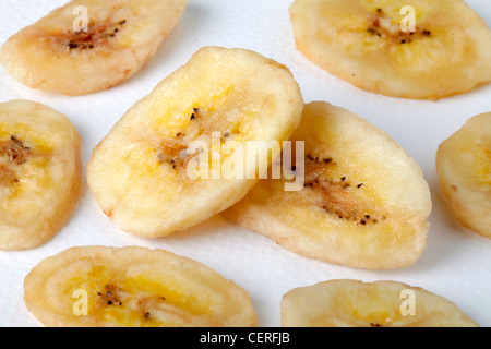 GETROCKNETE BANANENCHIPS Stockfoto