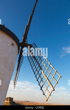 Windmühlen und Burg, Consuegra, Provinz Toledo, La Mancha, Spanien. Stockfoto