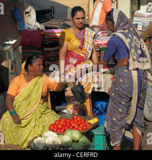 Indien, Maharashtra, Mumbai, Colaba, Markt, Menschen, Stockfoto