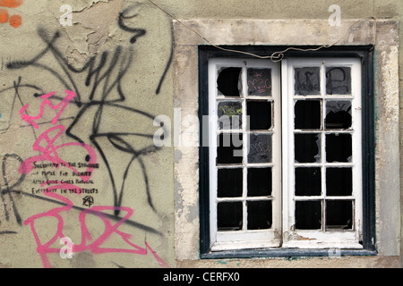 Protest Graffiti auf alten Mauer im Zentrum von Lissabon / Lisboa, Portugal Stockfoto
