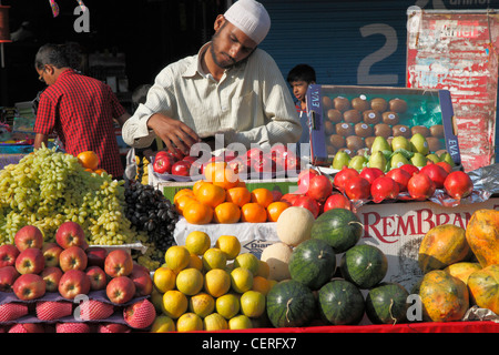 Indien, Maharashtra, Mumbai, Colaba, Markt, Menschen, Obst, Stockfoto