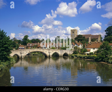 Aylesford Dorf zeigt die mittelalterliche Brücke und Fluss Medway. Stockfoto