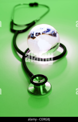 Stethoskop und Globe, Konzept der Weltprobleme Stockfoto
