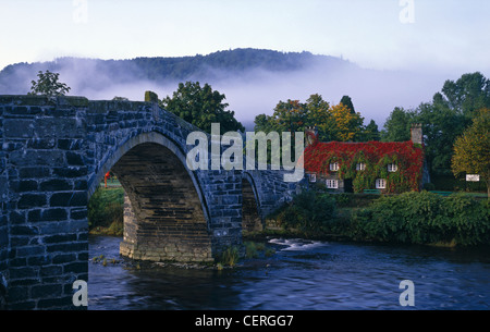 Nebel über Ty Hwnt i'r Bont, The National Trust gehört Hütte neben Inigo Jones Brücke über den Fluss Conway. Stockfoto