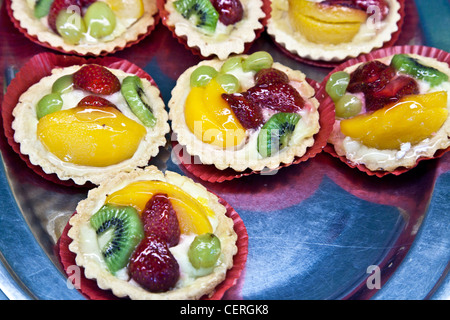 Wasser im Munde köstliche leckere Zucker glasiert Creme Obstkuchen auf Tablett in Oaxaca Konditorei Mexiko angezeigt Stockfoto