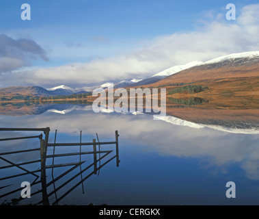 Schneebedeckte Berge spiegeln sich in das Stille Wasser des Loch Tulla. Stockfoto