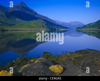 Die Pap Glencoe spiegelt sich in Loch Leven. Stockfoto