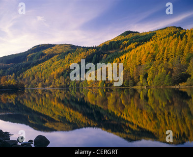 Herbstliche Szene von den bewaldeten Hügeln über Loch Tummel. Stockfoto