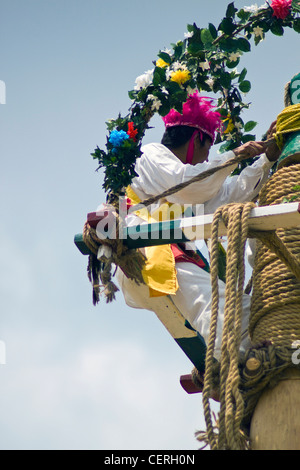 Tanz der Flyer oder Pole fliegen (Danza de Los Voladores de Papantla) wie dargestellt an das Smithsonian Folklife Festival 2010 Stockfoto