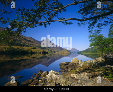 Die Pap Glencoe spiegelt sich in Loch Leven. Stockfoto