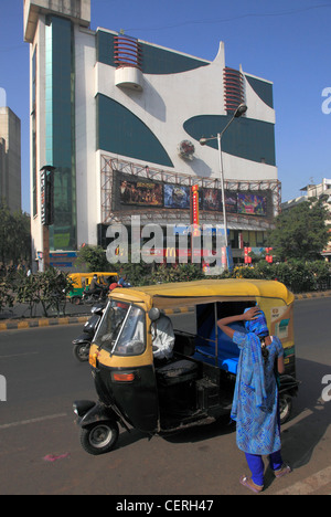 Indien, Gujarat, Ahmedabad, Neustadt, modernes Gebäude, Autorikscha, Stockfoto