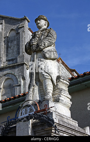 Kriegerdenkmal & Kirche, Léguillac-de-Cercles, SW-Frankreich Stockfoto