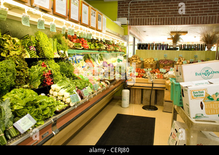 Frisches Gemüse gibt es reichlich in einem Food Co-op in Great Barrington, Massachusetts. Stockfoto