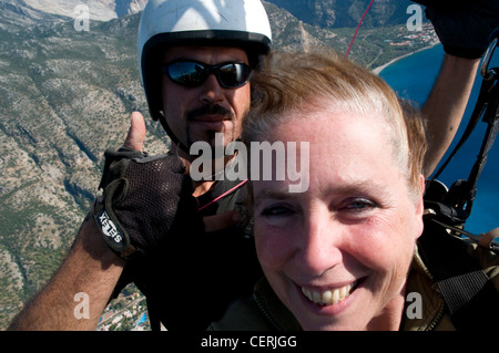 Frau Paragliding, Olu Deniz, Türkei Stockfoto