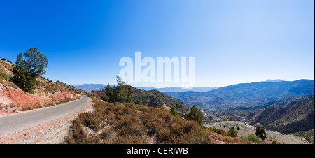 Die 7002 Bergstraße über die Atlas-Berge von Agadir nach Marrakesch über Immouzer des Ida Outanane, Marokko, Nordafrika Stockfoto