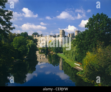 Warwick Castle, entlang dem Fluss Avon gesehen. Stockfoto