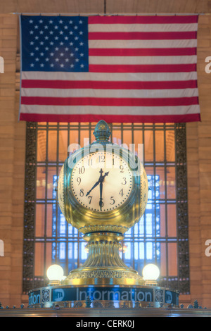 Die Uhr auf dem Informationsstand in der Halle des Grand Central Terminal in New York City. Stockfoto