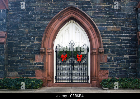 Ein Weihnachtsschmuck Kränze an den Türen von James Renwick Kapelle auf dem Oak Hill Cemetery befindet sich in Georgetown, Washington D.C. Stockfoto