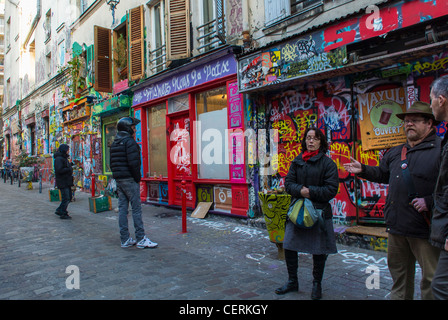 Paris, Frankreich, Kleingruppen zu Fuß, Besuch der Street Art, im Belleville Chinatown District, bunte Straßenausstellung Stockfoto