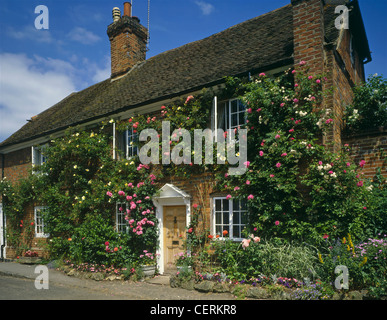 Ein Häuschen mit Rosen um die Tür. Stockfoto