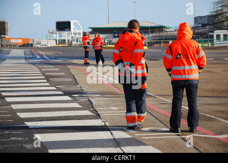 Fähre Dover Hafen und Cross-Channel Personal Vereinigtes Königreich Stockfoto