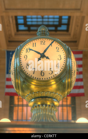 Die Uhr auf dem Informationsstand in der Halle des Grand Central Terminal in New York City. Stockfoto