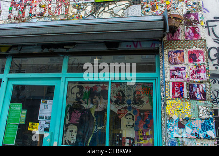 Paris, Frankreich, alte Schaufenster im Stadtteil Belleville, Graffiti Streetart Stockfoto