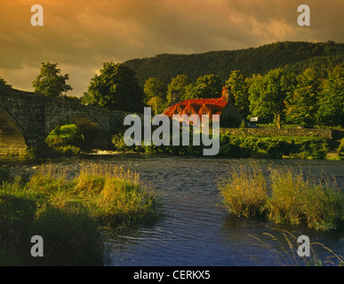 Ty Hwnt i'r Bont, The National Trust gehört Hütte neben Inigo Jones Brücke über den Fluss Conway. Stockfoto