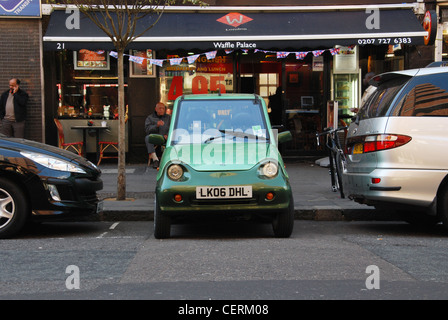 G-Wiz Elektroauto geparkt auf kleinstem Raum London Hampstead Stockfoto