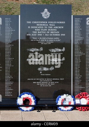 Battle of Britain Memorial Capel le Ferne UK. Christopher Foxley-Norris Memorial Wall listet die Namen derjenigen, die teilgenommen haben. Stockfoto