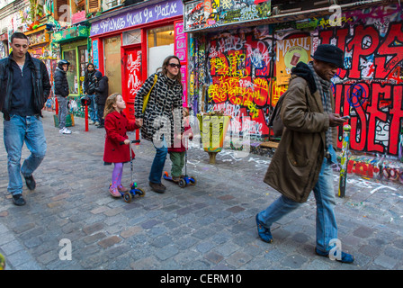 Paris, Frankreich, junge Familie Walking in Street in Belleville, Street Art, Menschen abstrakte, bunte, multikulturelle Straße Stockfoto