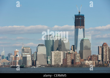 Die steigenden One World Trade Center (Freedom Tower) und die Skyline von Manhattan in New York City von New York Harbor gesehen. Stockfoto