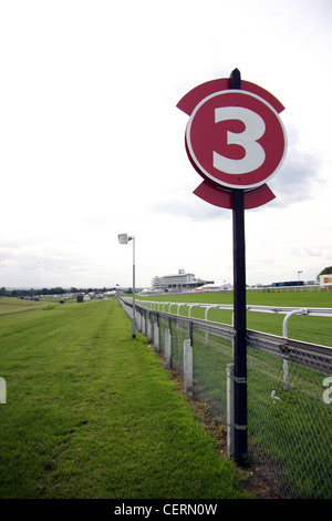 Die 3 Furlong-Markierung auf dem Epsom Downs Racecourse Stockfoto