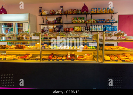 Paris, Frankreich, Blick in die arabische Bäckerei im Belleville District, Schauregale für Bäckereien, Backwaren, Backstube frankreich, Patisserie-Einrichtung für Boulangerie Stockfoto