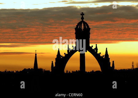 Silhouette der Kronenturm, Kings College, Aberdeen Stockfoto