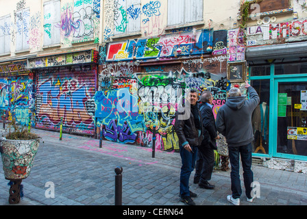 Paris, Frankreich, Gruppe von Männern zu Besuch in Street Art, Wall Graffiti in Belleville District, Rue Denoyez, Ladenfronten, städtische Jugendliche Stockfoto