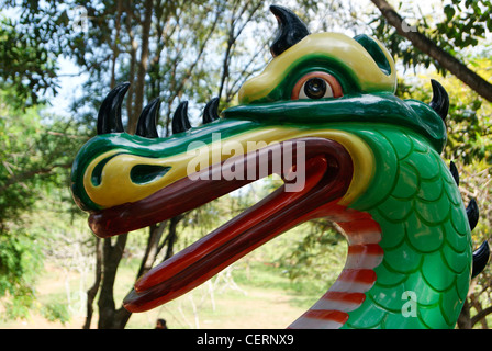 Lustige Drachen Dinosauriermodell reitet in Kerala, Indien Stockfoto
