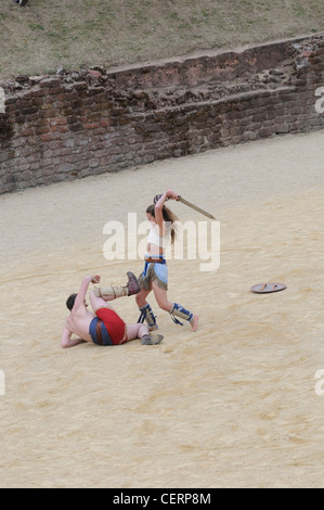 Gladiatoren in Chester als Bestandteil der Chestival Römerfest. Darstellungen von Waffen, Rüstungen und alten Militär könnte an den Verstärker Stockfoto