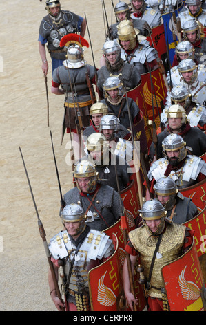 Römische Gladiatoren und Soldaten bei einem Re Inszenierung in den römischen Amphitheater in Chester UK Stockfoto