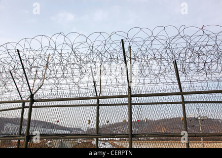 Stacheldrahtzaun und südkoreanischen Flagge in der DMZ, De-militarised Zone auf der Süd-nordkoreanischen Grenze, Imjingak, Südkorea Stockfoto