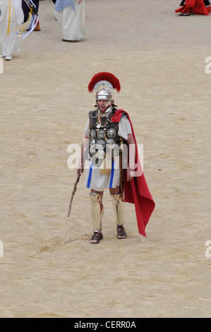 Römische Gladiatoren und Soldaten bei einem Re Inszenierung in den römischen Amphitheater in Chester UK Stockfoto