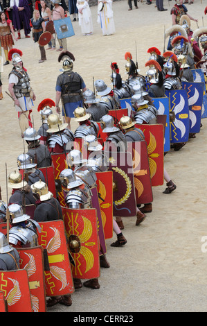 Römische Gladiatoren und Soldaten bei einem Re Inszenierung in den römischen Amphitheater in Chester UK Stockfoto