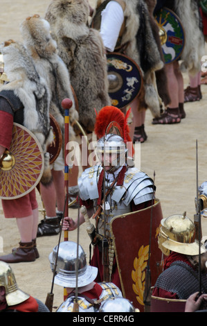 Römische Gladiatoren und Soldaten bei einem Re Inszenierung in den römischen Amphitheater in Chester UK Stockfoto