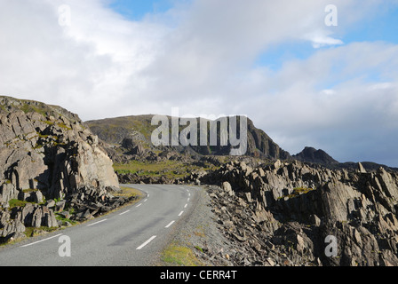 Straße nach Hamningberg im Sommer. Stockfoto