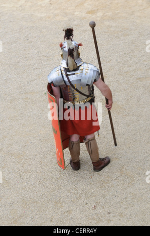 Römische Gladiatoren und Soldaten bei einem Re Inszenierung in den römischen Amphitheater in Chester UK Stockfoto