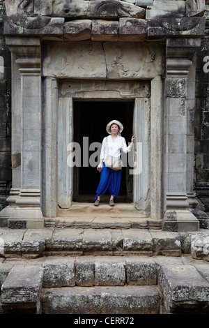 Frau stehend in einem Hauseingang in Thommanon Tempel, Angkor, Kambodscha Stockfoto