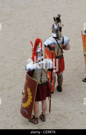 Römische Gladiatoren und Soldaten bei einem Re Inszenierung in den römischen Amphitheater in Chester UK Stockfoto